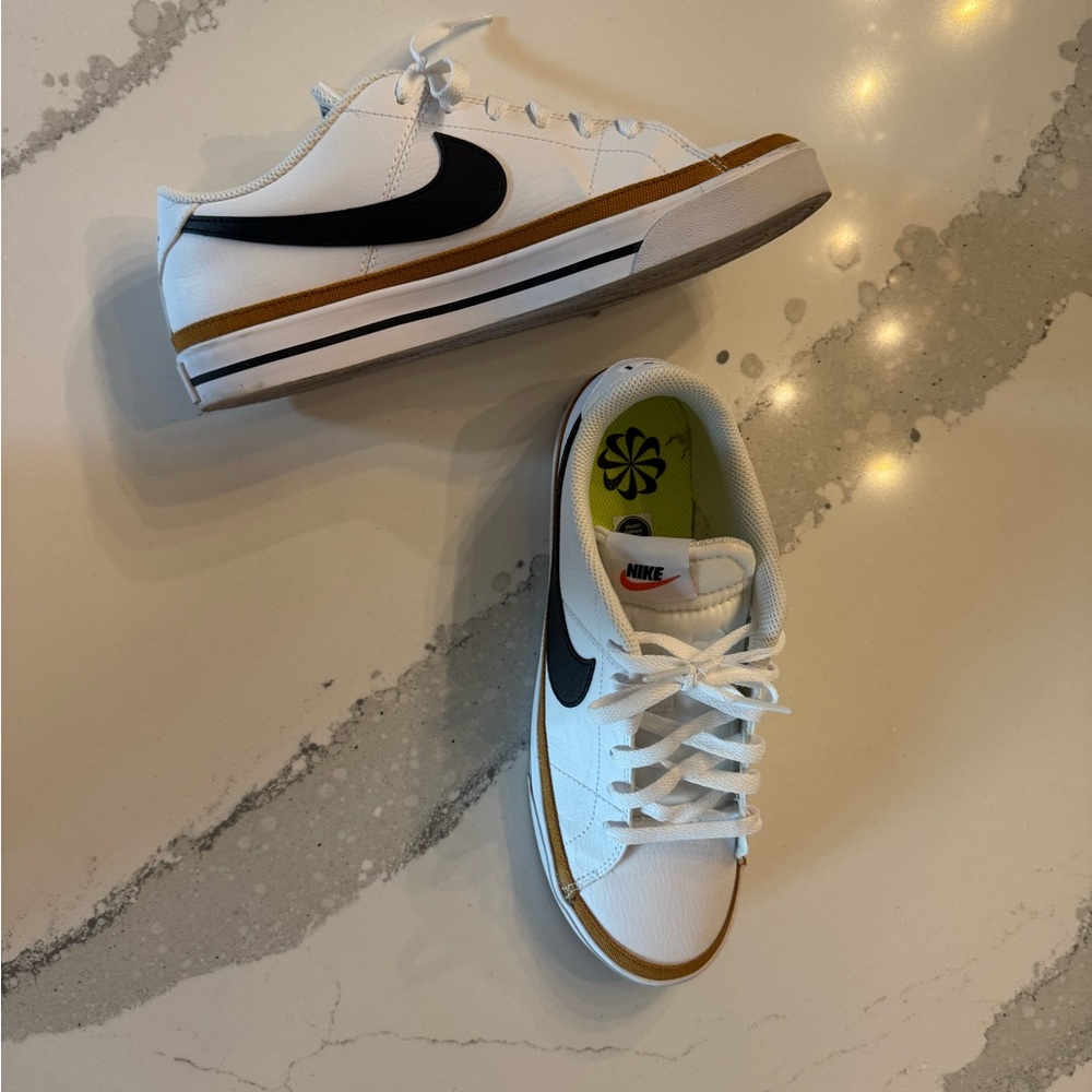Nike White and Black Sneakers Classic Design